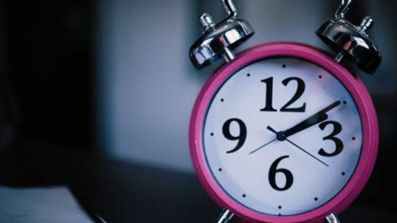 赤い淵の目覚まし時計が2時を示している。