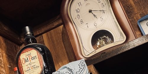 17時20分を示している時計と、OldParrのビンが写っている写真