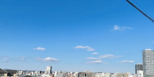 高台から見える青い空と八王子駅周辺