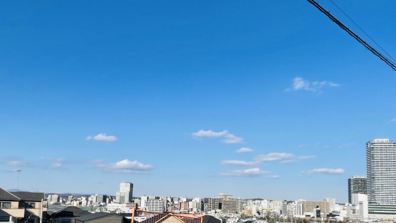 高台から見える青い空と八王子駅周辺