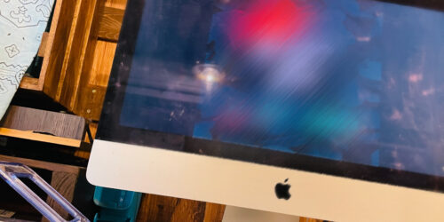 iMacに来月リリースする楽曲のジャケット画像がモザイクで表示されている写真