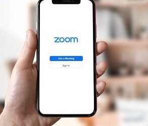 iPhoneにzoomのアイコンが表示されている写真