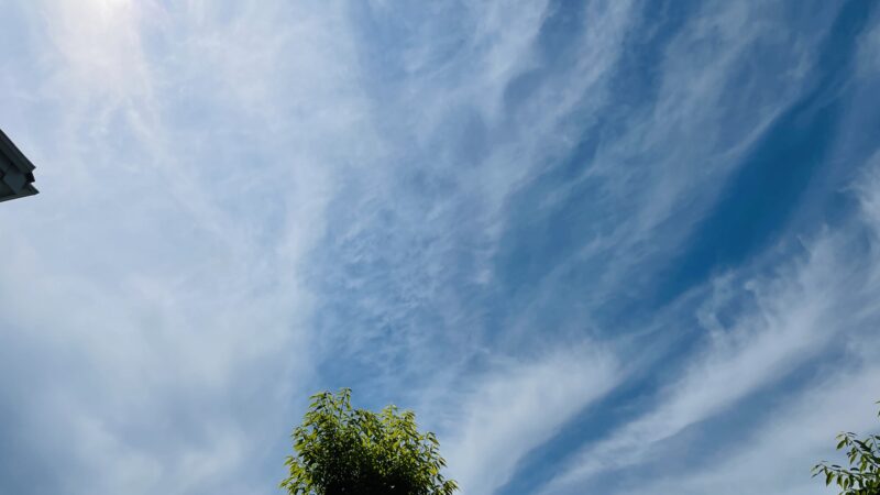 青空と太陽と白い雲が写っている写真