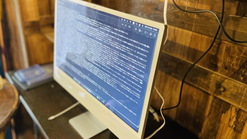 机の上に置いてあるMac