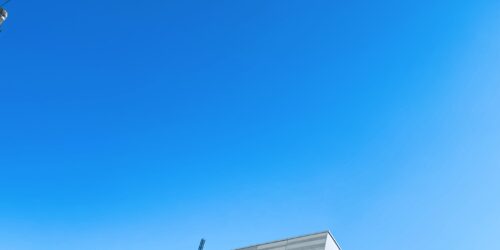 青い空と建物が写っている写真