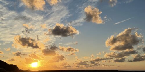 利島村から見える青空と雲と綺麗な夕陽が沈む海