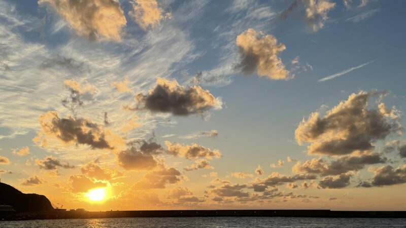 利島村から見える青空と雲と綺麗な夕陽が沈む海