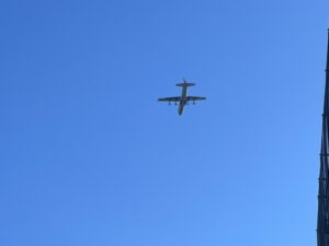 青空を飛んでいる飛行機が写っている写真