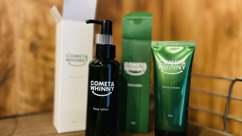 comet&whinnyの化粧水と乳液と箱が写っている写真
