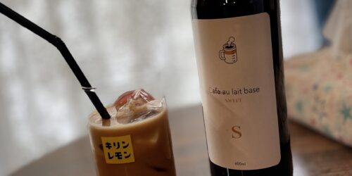 チムニーコーヒーが入った瓶とコップが写っている写真