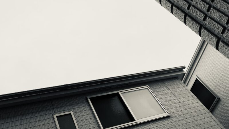 空と家が写っているモノクロの写真