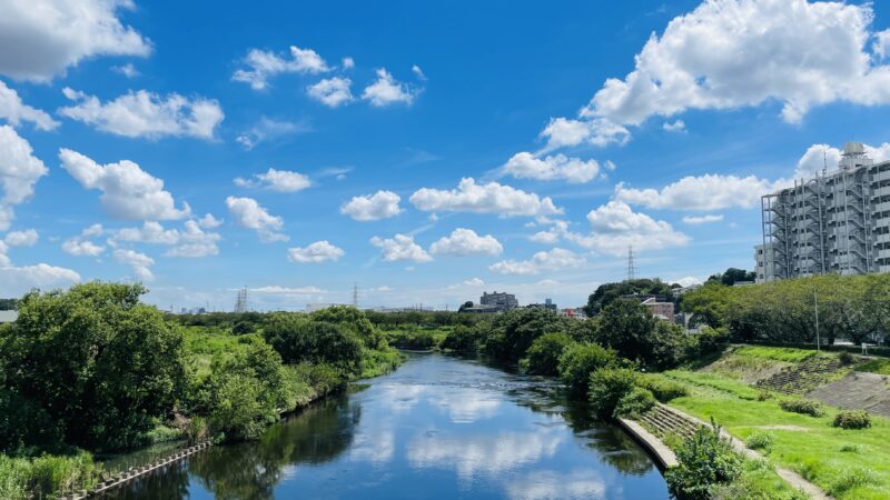 青空と白い雲と川が映っている写真