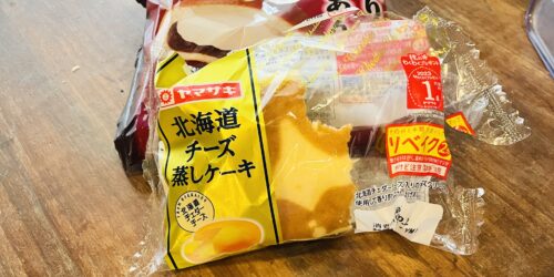 “北海道チーズ蒸しケーキ”と“たっぷりクリームあんぱん”が机に置かれている写真