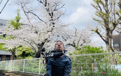 桜の木を背にしている僕が写っている写真