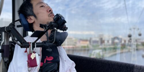 横浜エアキャビンに乗っている僕の写真