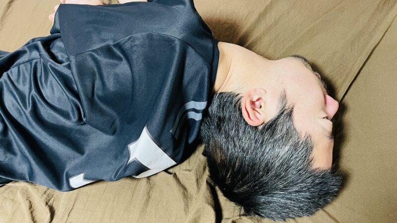 朝起きて、眠気と闘っている僕