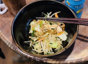 丼に野菜炒めが入っている写真