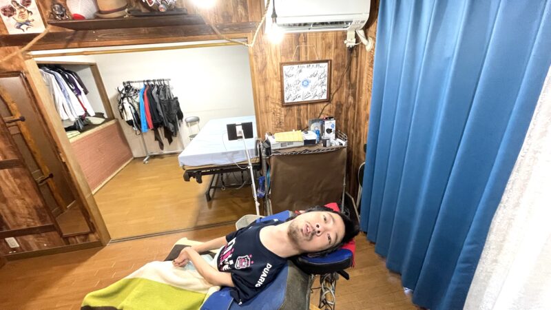 パソコンを見ている僕の写真