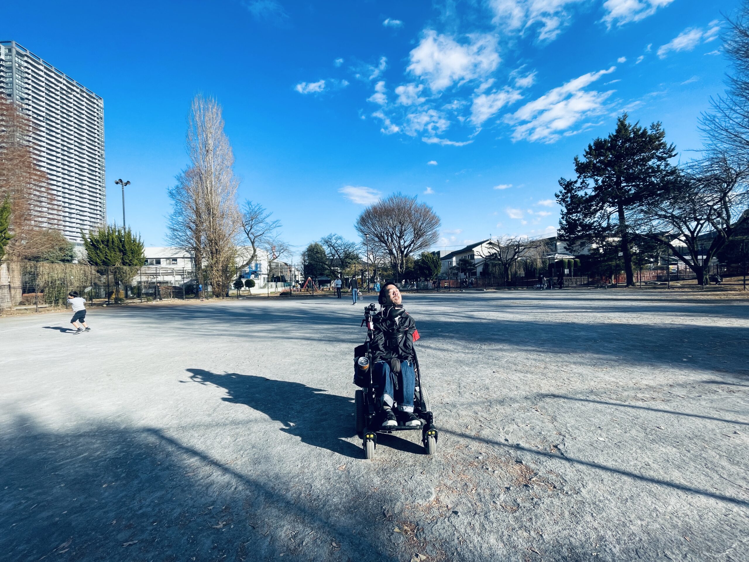 青空の下で公園にいる僕の写真