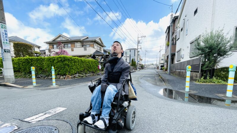 空を見上げている僕の写真
