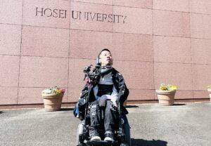 法政大学の前にいる僕の写真