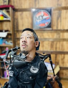 “My Action”のロゴの前にいる僕