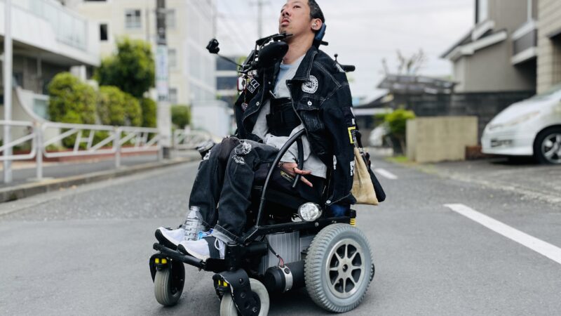 道の真ん中にいる僕の写真