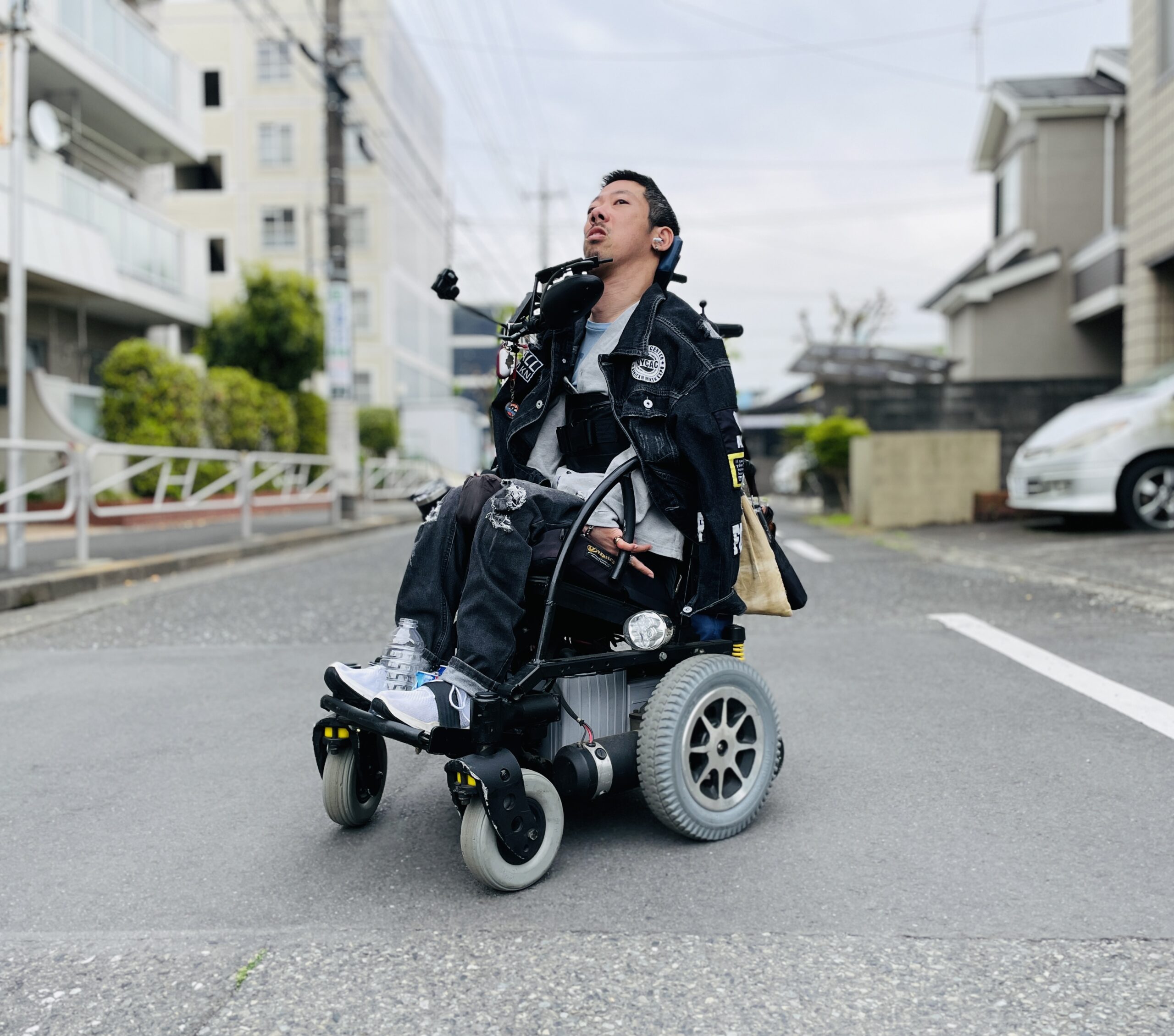 道の真ん中にいる僕の写真