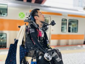 駅のホームにいる僕の写真