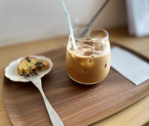 コーヒーとパウンドケーキが写っている写真