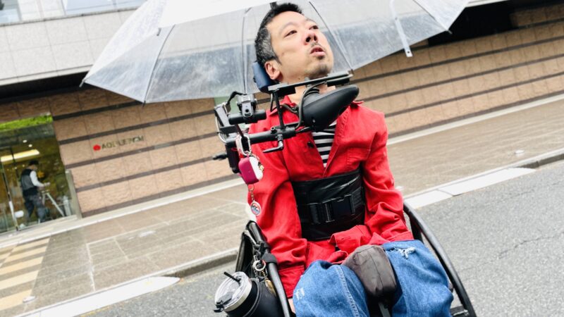 傘を差している僕