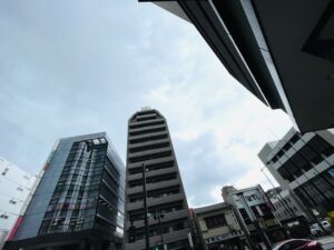 空とビルが写っている写真