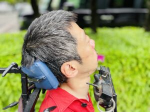 花の前にいる僕