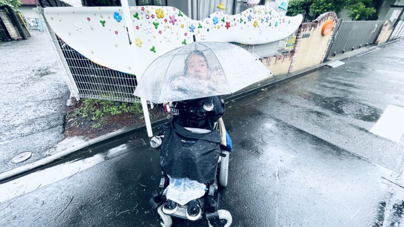道の真ん中にいる僕の写真