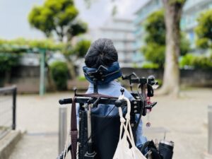 公園を眺めている僕の写真