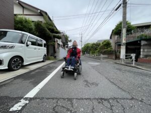 道の真ん中にいる僕の写真