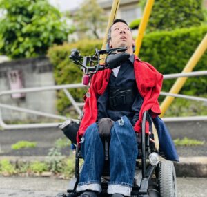 赤いジャケットを羽織っている僕の写真