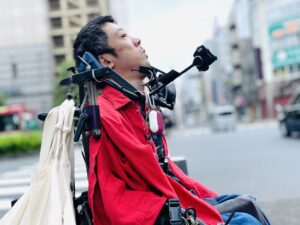 赤いジャケットを羽織っている僕の写真