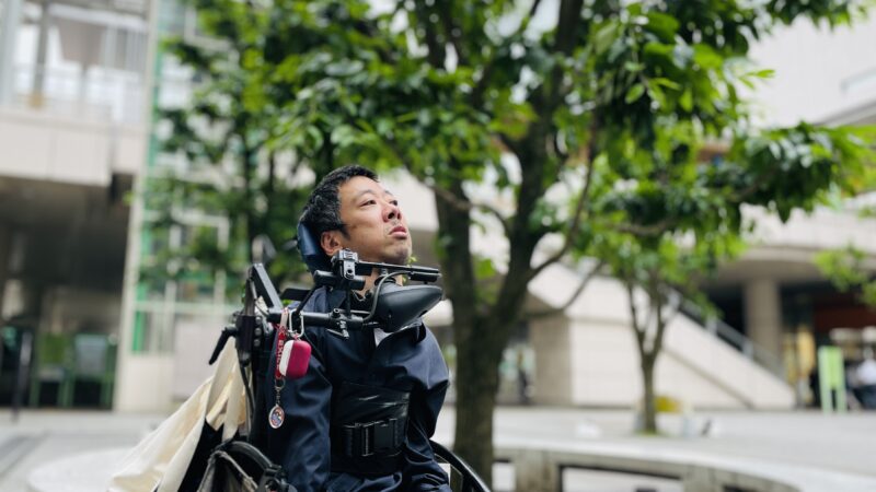 木の前にいる僕の写真