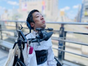 駅のブリッジにいる僕の写真