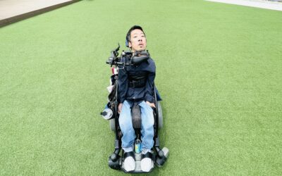 芝生の上にいる僕の写真