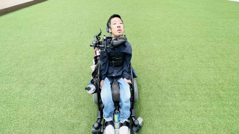 芝生の上にいる僕の写真