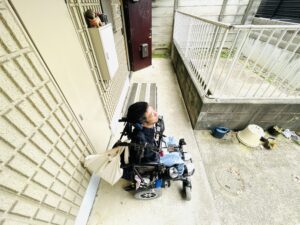 家の前にいる僕の写真