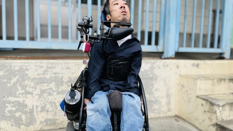 柵を背にしている僕の写真