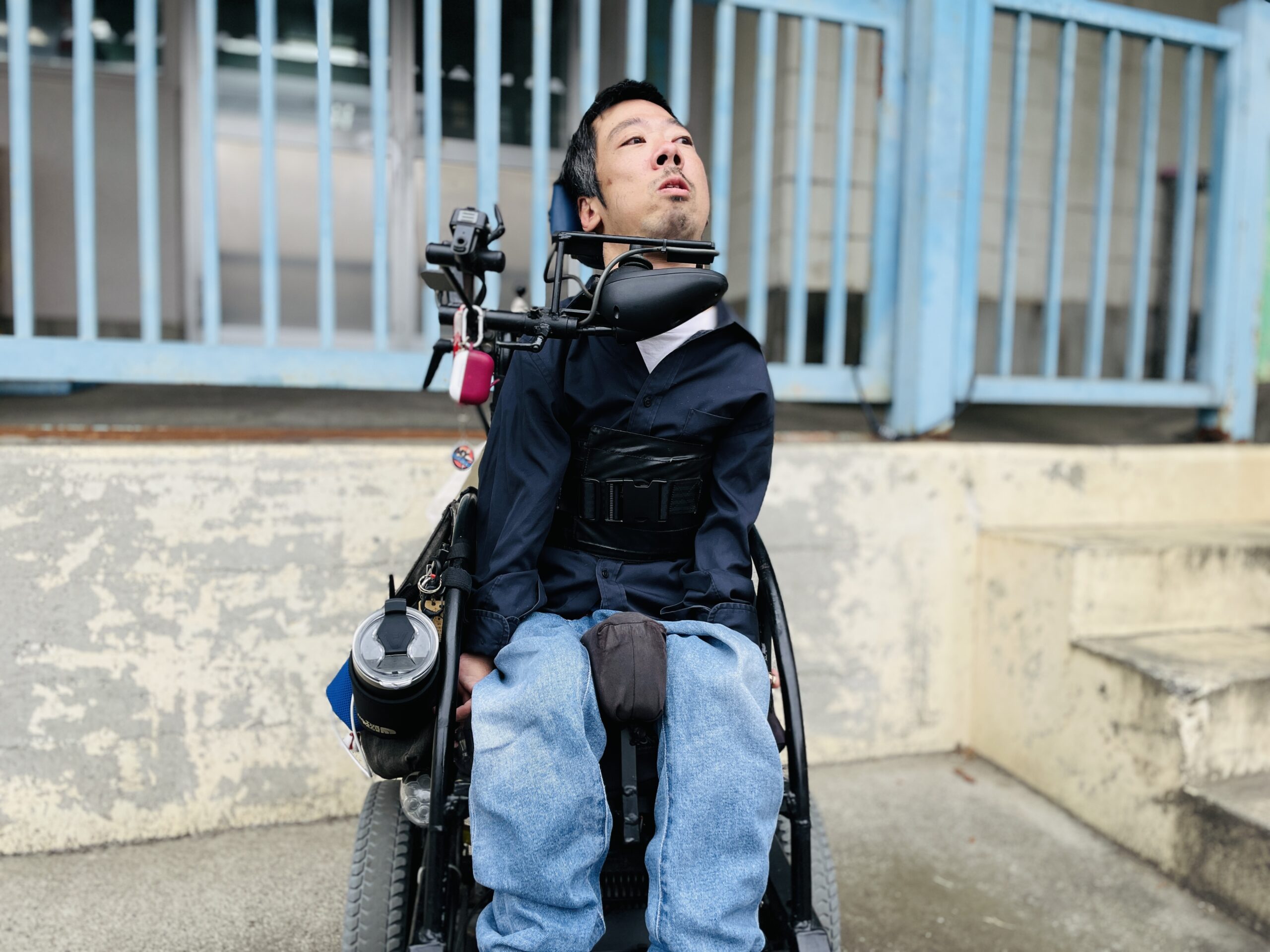 柵を背にしている僕の写真