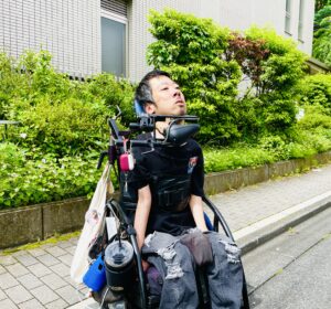 緑の葉を背にしている僕