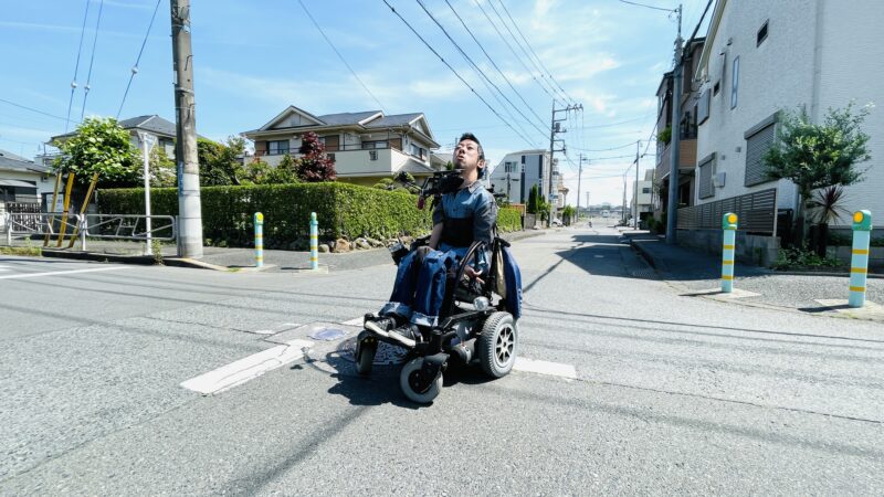 道の真ん中にいる僕の写真