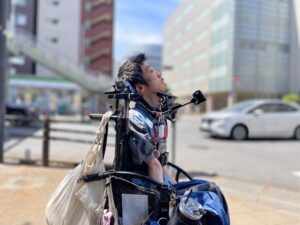 横断歩道を待っている僕の写真