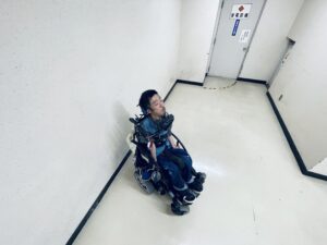 白い壁の前にいる僕の写真