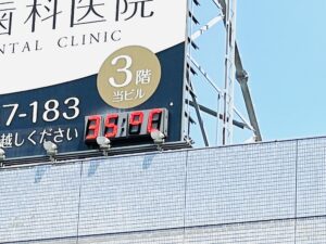 “35℃”と表示されている駅前の温度計